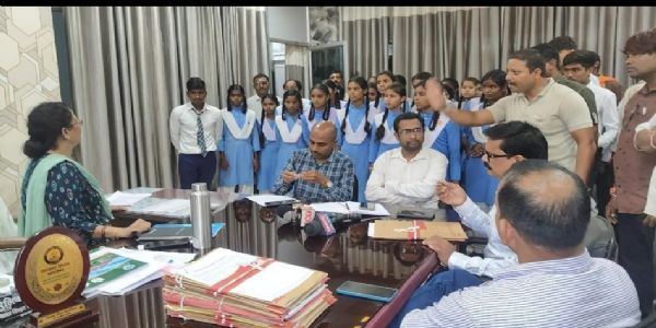 दर्रा स्कूल में अंग्रेजी शिक्षक के तबादले पर विरोध, छात्र-पालक पहुंचे डीईओ कार्यालय