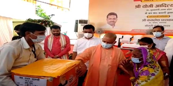 बाढ़ प्रभावितों के लिए योगी सरकार का राहत अभियान युद्ध स्तर पर जारी, भोजन से लेकर सुरक्षित ठिकाने तक का इंतजाम