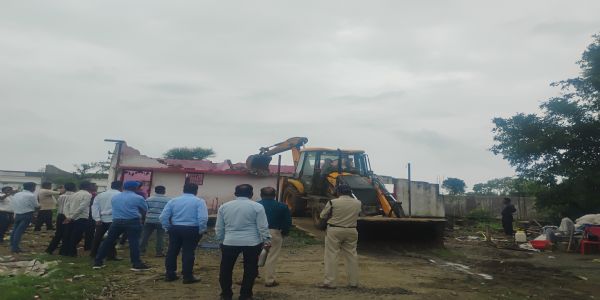 जबलपुरः भेड़ाघाट में हैलीपैड के लिए प्रस्तावित भूमि से अवैध कब्जा हटाया