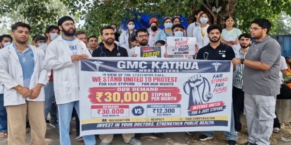 मासिक प्रशिक्षण भत्ता बढ़ाने की मांग को लेकर एमबीबीएस इंटर्न्स का हल्ला बोल, 12 हजार से बढ़ाकर 30 हजार रुपये करने की मांग