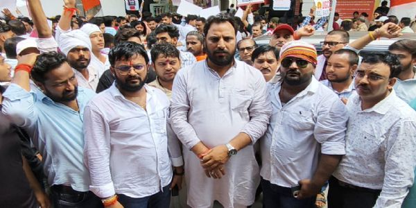 जौनपुर में ब्राह्मण एकता परिषद ने विभिन्न मांगों को लेकर किया प्रदर्शन, सौंपा ज्ञापन