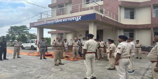 एसएसपी ने एकचारी और बुद्धुचक थाने का किया निरीक्षण, लापरवाही पर दिए सख्त निर्देश