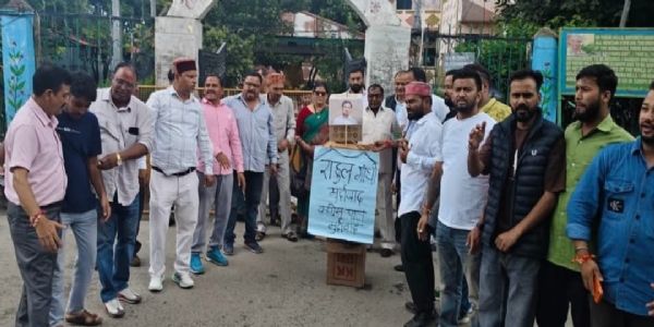 राहुल गांधी के बयान के विरोध में अल्मोड़ा में भाजपा अनुसूचित मोर्चा ने फूंका पुतला