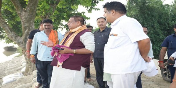 पथ निर्माण मंत्री ने किया जमींदारी तटबंध का निरीक्षण, अधिकारियों को दिए अलर्ट रहने के निर्देश