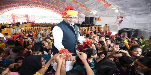 भोपालः विश्व के सबसे बड़े नरेला रक्षाबंधन महोत्सव का भव्य शुभारंभ, हजारों बहनों ने मंत्री सारंग को बांधी राखी