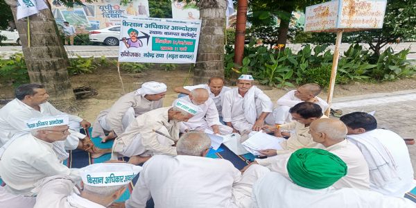 बागपत कलेक्ट्रेट में किसानों का धरना, 13 सितंबर से आंदोलन की चेतावनी