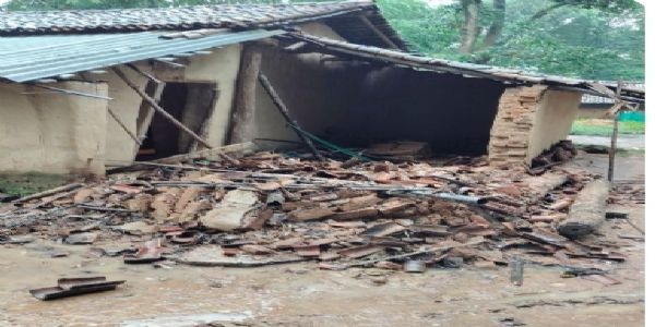 लगातार बारिश से कच्चा मकान ढहा, बेघर हुआ गरीब मजदूर का परिवार