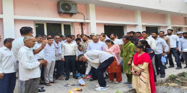 फतेहाबाद : निजीकरण व स्मार्ट मीटरों के विरोध में बिजली कर्मचारियों का प्रदर्शन
