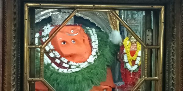 हेरंब संकष्ठी चतुर्थी पर बड़ा गणेश दरबार में उमड़े श्रद्धालु, अर्ध रात्रि में बाबा का विशेष पूजन
