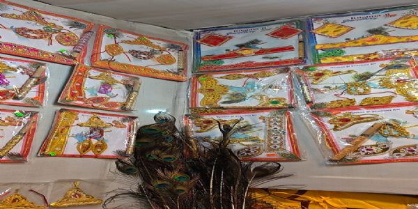 जन्माष्टमी को लेकर सजे जौनपुर के बाजार, लड्डू गोपाल के श्रृंगार सामानों की बढ़ी मांग
