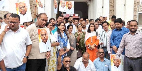 खड़गे की रैली के बाद मंच के ‘शुद्धिकरण’ के आरोप पर कांग्रेस का प्रदर्शन, कार्रवाई की मांग