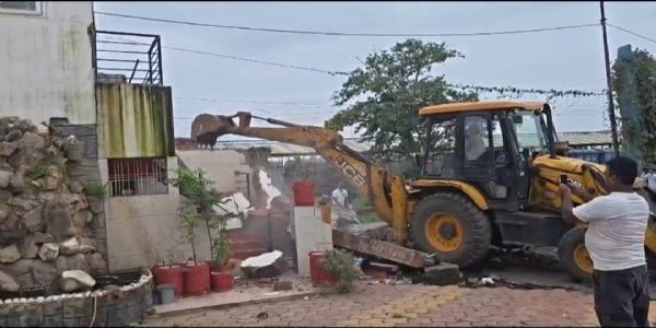 जबलपुर : सीलिंग की सरकारी जमीन पर बना रखा था शादी का मंडप, प्रशासन ने चलाया बुलडोजर