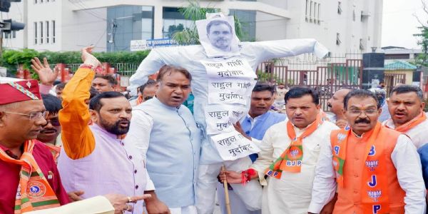 भाजपा एससी मोर्चा ने राहुल गांधी का पुतला दहन कर किया प्रदर्शन
