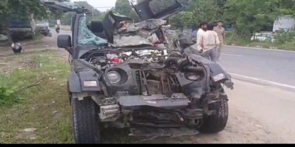 हापुड़ में गंगा एक्सप्रेस-वे पर सड़क हादसा, चार युवकाें की माैत