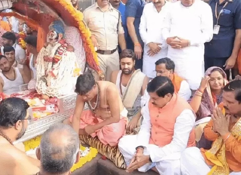 भगवान महाकाल का रामघाट पर पूजन करते हुए मुख्यमंत्री भगवान महाकाल का रामघाट पर पूजन करते हुए मुख्यमंत्री
