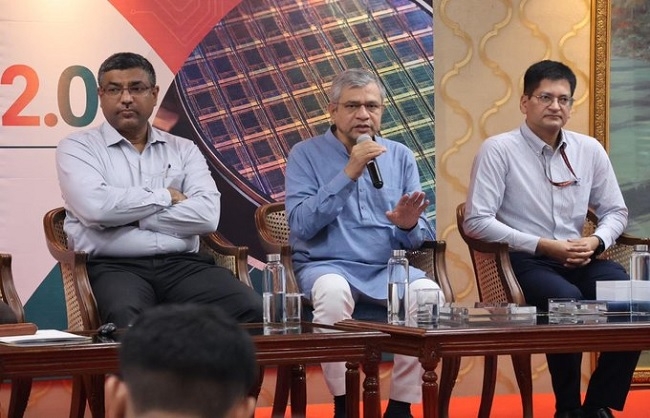 योना की जानकारी देते केंद्रीय मंत्री अश्विनी वैष्णव