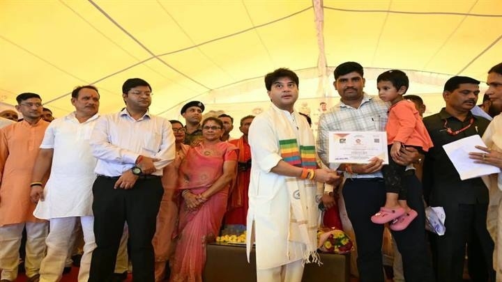 पिछोर में उप तहसील के लोकार्पण कार्यक्रम में केन्द्रीय मंत्री सिंधिया हितलाभ वितरित करते हुए पिछोर में उप तहसील के लोकार्पण कार्यक्रम में केन्द्रीय मंत्री सिंधिया हितलाभ वितरित करते हुए