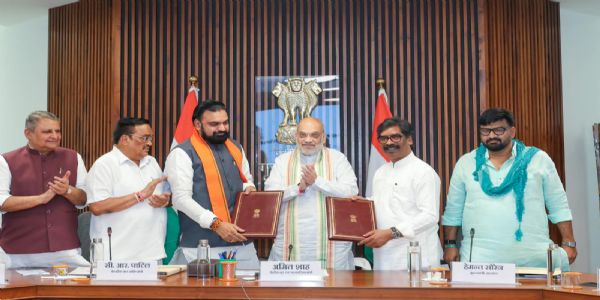 झारखंड सरकार के बीच सोन नदी जल बंटवारा हेतु समझौता ज्ञापन पर सोमवार को हस्ताक्षर के दौरान गृहमंत्री, जलशक्ति मंत्री और बिहार झारखंड के मुख्यमंत्री