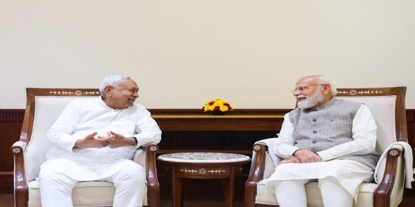 राज्यसभा सदस्य नीतीश कुमार मंगलवार को संसद भवन में प्रधानमंत्री नरेन्द्र मोदी से शिष्टाचार मुलाकात करते हुए राज्यसभा सदस्य नीतीश कुमार मंगलवार को संसद भवन में प्रधानमंत्री नरेन्द्र मोदी से शिष्टाचार मुलाकात करते हुए