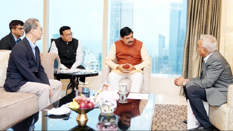 निवेशकों के चर्चा करते हुए मुख्यमंत्री
