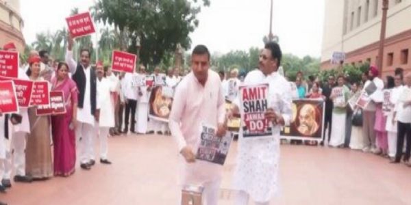विपक्ष का संसद परिसर में प्रदर्शन विपक्ष का संसद परिसर में प्रदर्शन