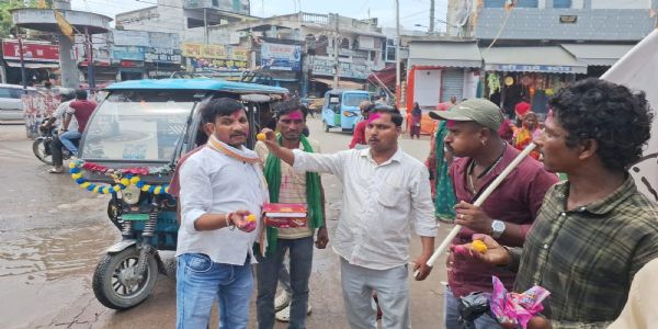 दतिया उपचुनाव में कांग्रेस की जीत पर युवा कांग्रेस कार्यकर्ताओं ने मनाया जश्न