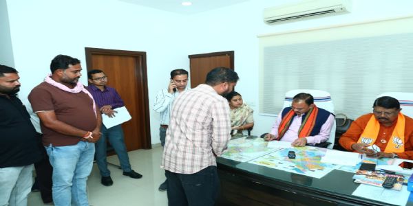 सहयोग केंद्र में मंत्री श्यामबिहारी जायसवाल ने कार्यकर्ताओं से किया संवाद