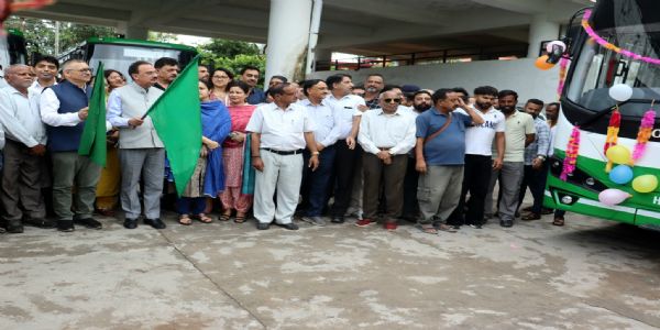 उद्योग मंत्री ने नाहन में 15 ई-बसों को हरी झंड़ी दिखाकर किया रवाना