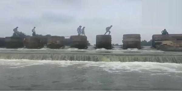 मप्र के विदिशा में जान जोखिम में डालने को मजबूर छात्र, स्टॉप डैम पर छलांगें लगाकर पहुंचते हैं स्कूल