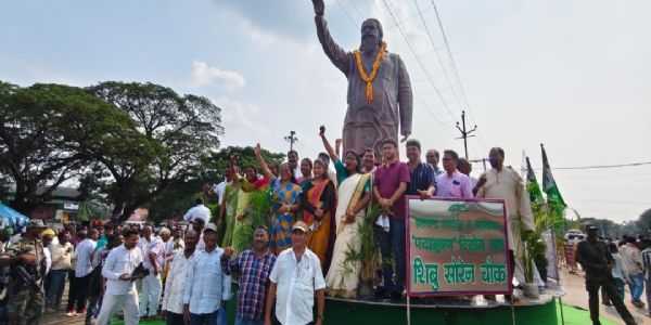 चाईबासा में दिशोम गुरु शिबू सोरेन की प्रतिमा का अनावरण