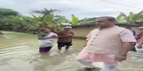बाढ़ प्रभावित शिवसागर का दौरा कर मुख्यमंत्री सरमा ने की राहत कार्यों की समीक्षा