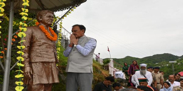 उद्योग मंत्री हर्षवर्धन चौहान ने दी हिमाचल निर्माता डॉ. वाईएस परमार को श्रद्धांजलि