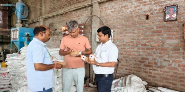 औरैया : आटा मिलों पर खाद्य सुरक्षा विभाग का शिकंजा, 1021 किलो आटा सीज