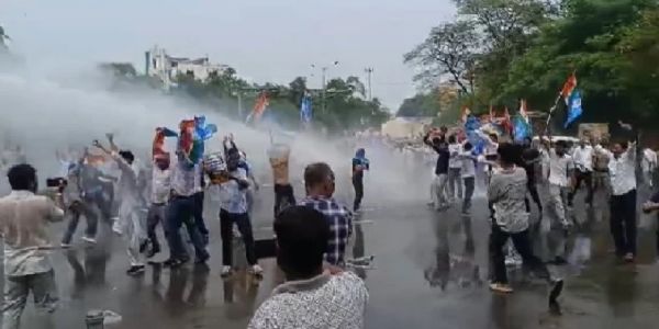 पटना में छात्रों का हंगामा, मुख्यमंत्री आवास घेरने निकले प्रदर्शनकारियों पर पुलिस ने बरसाये वाटर कैनन
