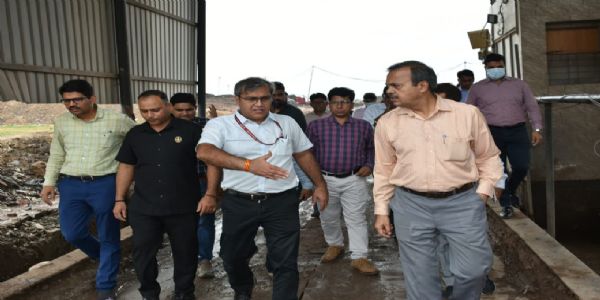 निगमायुक्त संजीव खिरवार ने ओखला लैंडफिल साइट का निरीक्षण कर बायो माइनिंग कार्यों का लिया जायजा