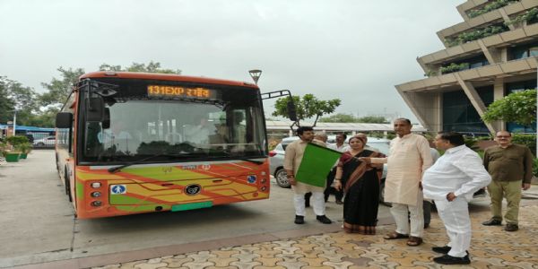 नेता सदन जय भगवान यादव एवं स्थायी समिति अध्यक्ष ने डीटीसी की नई बस सेवा को दिखाई हरी झण्डी
