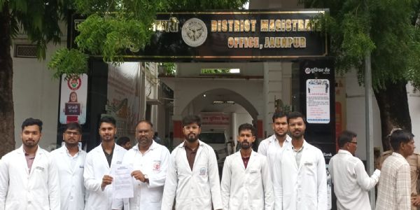 जौनपुर में एमबीबीएस इंटर्न ने स्टाइपेंड बढ़ाने की मांग उठाई, जिलाधिकारी को सौंपा ज्ञापन