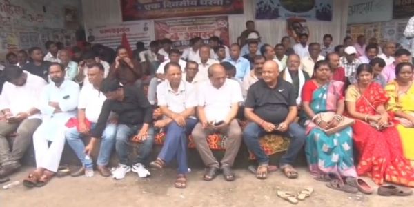फ्लाईओवर निर्माण की गुणवत्ता के विरोध में भाकपा माले ने दिया धरना