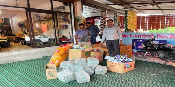 लक्सर में खाद्य सुरक्षा विभाग ने दो कुंतल एक्सपायरी सामान जब्त कर नष्ट किया