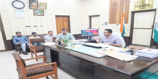 देवरिया : जिलाधिकारी ने की जल निगम, सिंचाई और बाढ़ परियोजनाओं की समीक्षा, लापरवाही पर बिजली विभाग के अधिशासी अभियंता का रोका वेतन