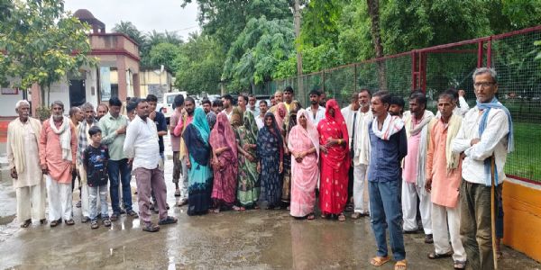धार्मिक स्थलों के रास्ते को लेकर ग्रामीणों ने तहसील में किया प्रदर्शन