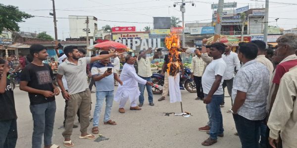पप्पू यादव पर हमले के विरोध में जन अधिकार पार्टी कार्यकर्ताओं ने गृह मंत्री का फूंका पुतला