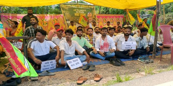 जेपीएससी-जेएसएससी में कथित अनियमितताओं के विरोध में जेएलकेएम का धरना