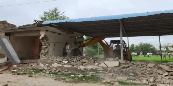 हिस्ट्रीशीटर हाजी अलीम के अवैध कब्जे पर बुलडोजर, पांच करोड़ की सरकारी जमीन कराई कब्जामुक्त