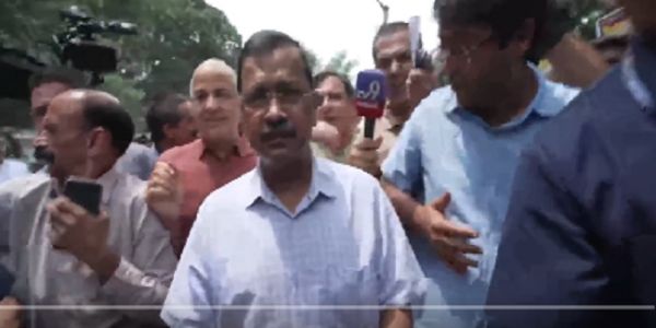 ई20 ईंधन के विरोध में पीएम आवास की ओर आआपा का मार्च, फिरोज शाह रोड पर धरने पर बैठे केजरीवाल