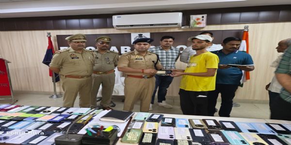 पुलिस ने पीड़ितों को लौटाए गुम हुए 30 लाख के 151 मोबाइल, चेहरे पर आई खुशी