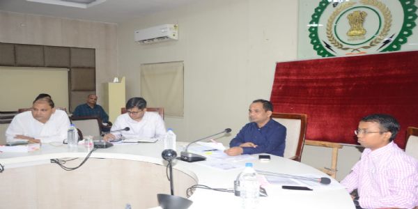 रायपुर : कलेक्टर ने ली समय-सीमा बैठक, लंबित प्रकरणों के त्वरित निराकरण के दिए निर्देश