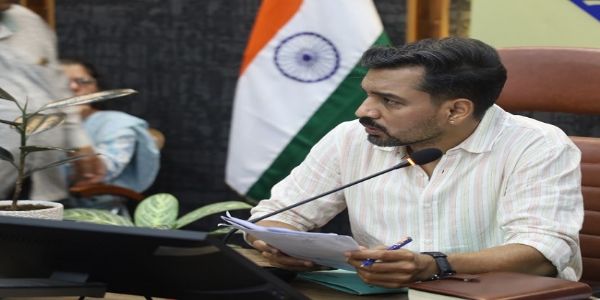 सड़क सुरक्षा को लेकर डीएम ने विभागों को दिए समयबद्ध कार्रवाई के निर्देश