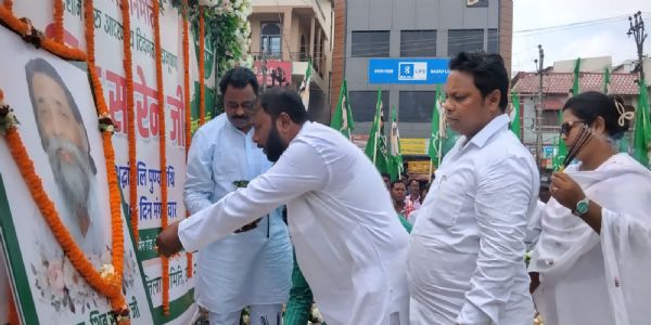 शिबू सोरेन की पुण्यतिथि पर झामुमो के कार्यकर्ताओं ने दी श्रद्धांजलि