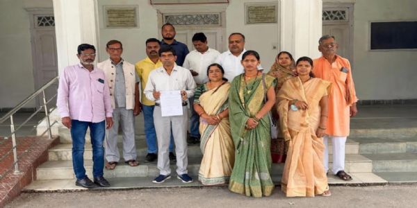 अम्बिकापुर: सीतापुर नगर पंचायत के प्रभारी सीएमओ पर लाखों के घपले का आरोप, अध्यक्ष और पार्षदों ने कलेक्टर को सौंपा ज्ञापन